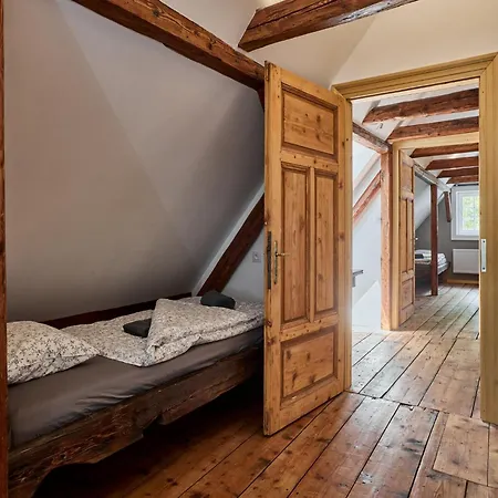 فيلة In Near Slopes