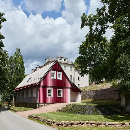 فيلة In Near Slopes