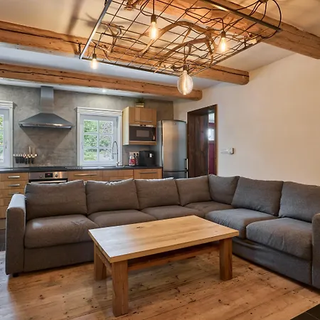 فيلة In Near Slopes