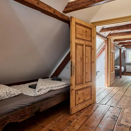 فيلة In Near Slopes