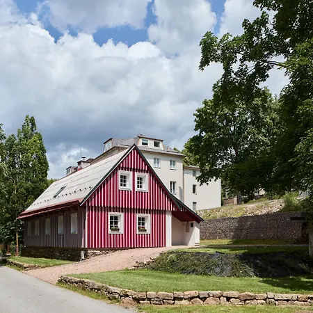 فيلة In Near Slopes