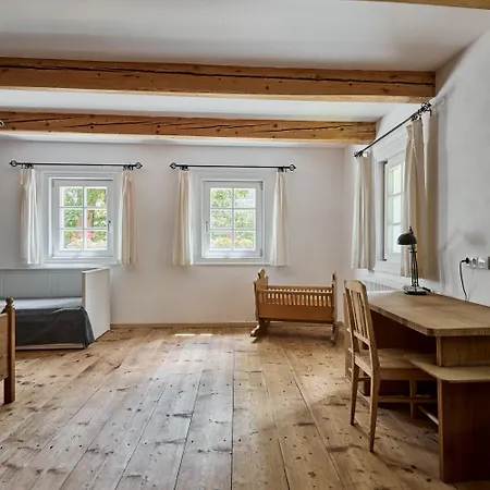 فيلة In Near Slopes